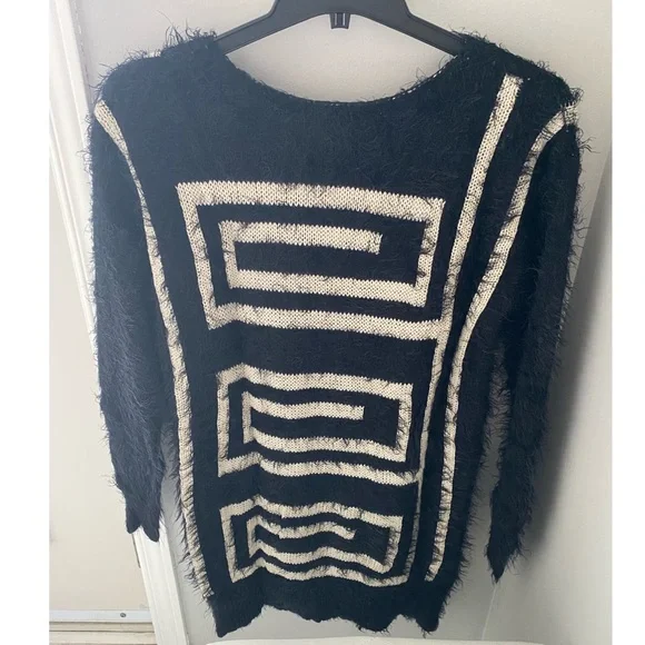 SOLD 🚫 Dex • Fuzzy thick black long sleeve shirt with cream design 🖤 - Picture 4 of 10